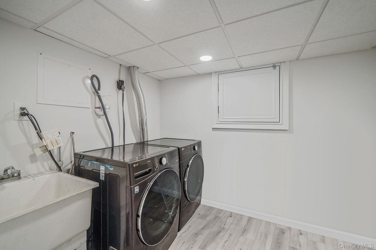 Interior, Recessed Lighting, Washer, Wood Texture Flooring