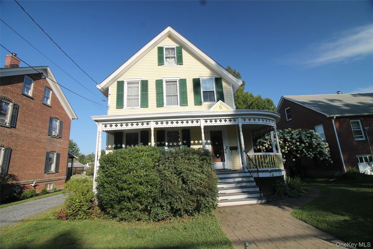 Exterior, Facade, Queen Anne Victorian