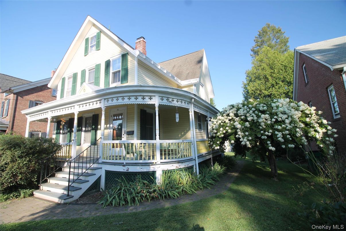 Backyard, Exterior, Facade, Queen Anne Victorian