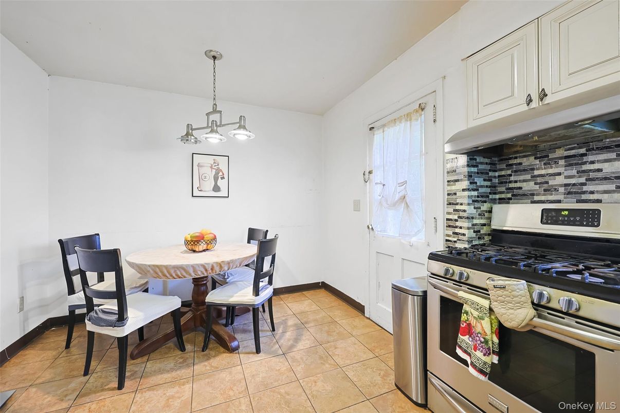 Dining room, Interior, Kitchen, Pendant Lights, Stainless Steel Appliances