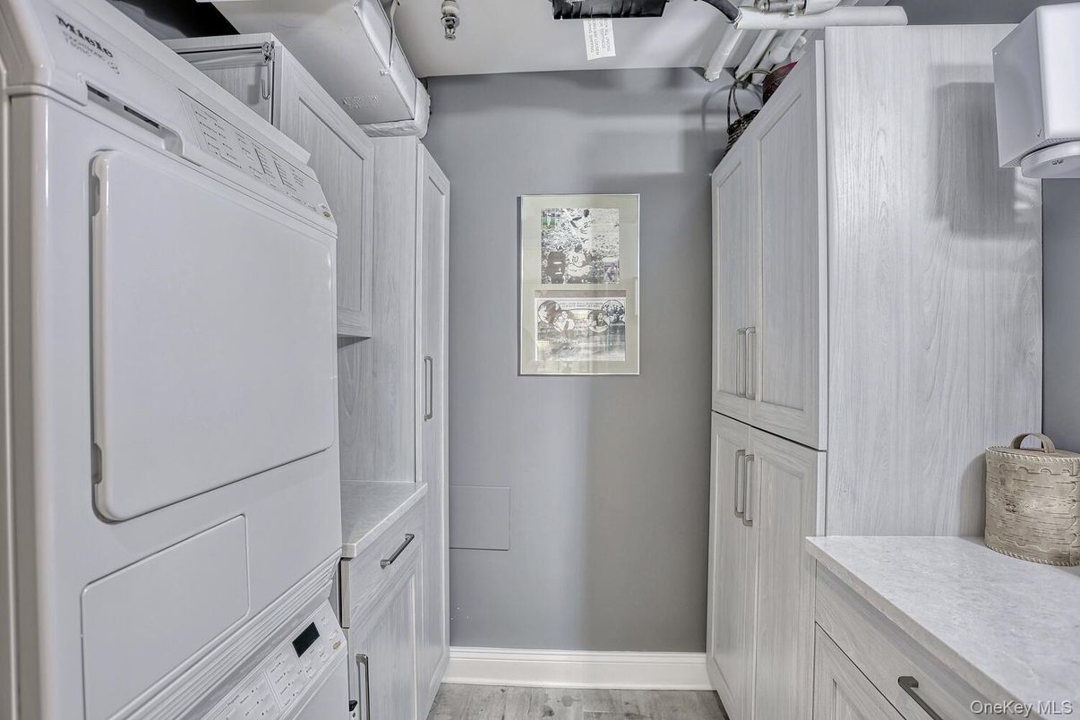 Interior, Utility Closets, Washer, Wood Texture Flooring