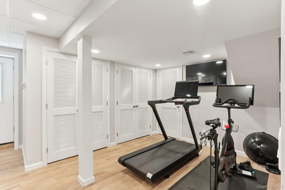 Fitness Equipment, Interior, Recessed Lighting, Wood Texture Flooring