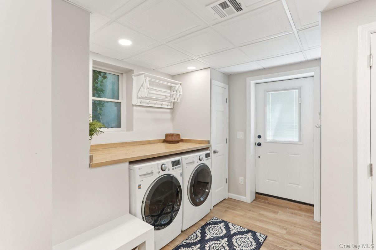 Interior, Recessed Lighting, Washer, Wood Texture Flooring