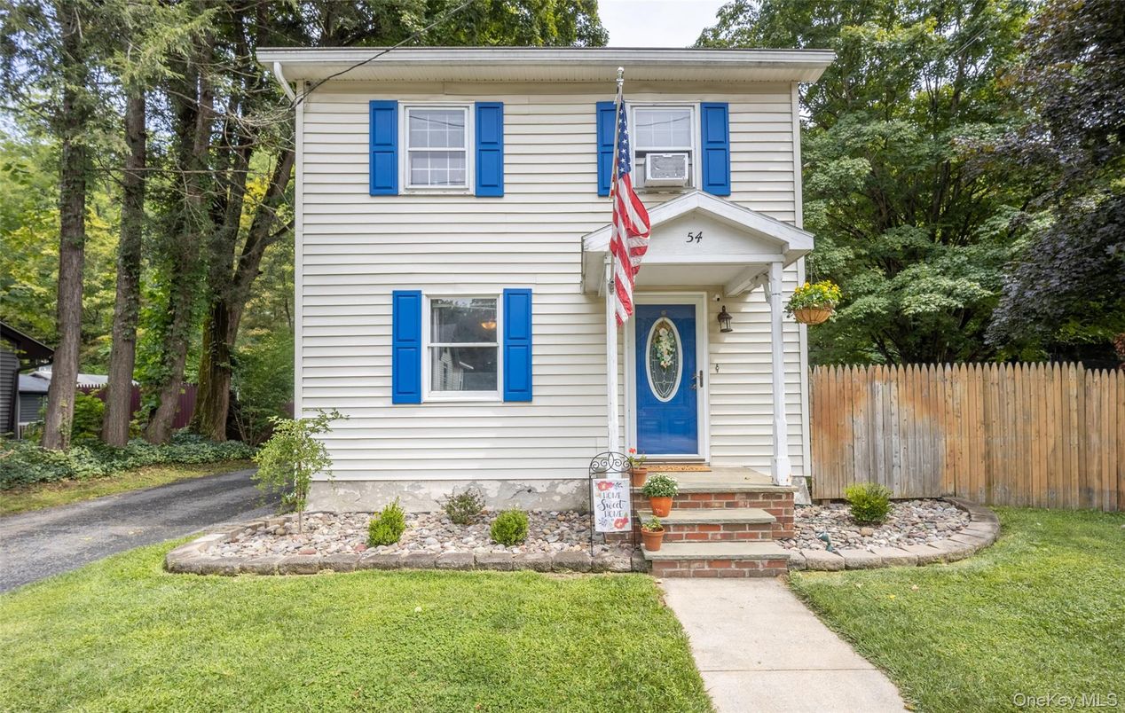 Exterior, Facade, American Foursquare