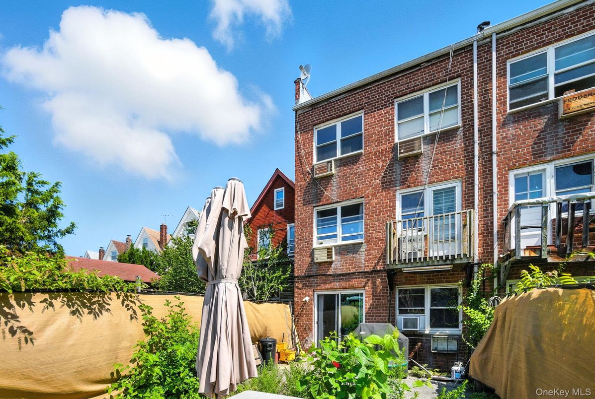 Exterior, Facade, Brick Facade, Rowhouse