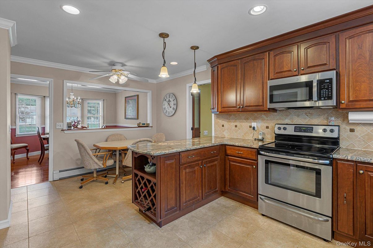 Chandelier, Dining room, Interior, Kitchen, Pendant Lights, Recessed Lighting, Stainless Steel Appliances