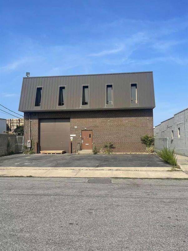 Attached, Exterior, Facade, Brick Facade, Modern