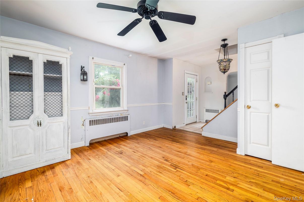 Empty room, Interior, Pendant Lights, Wood Texture Flooring