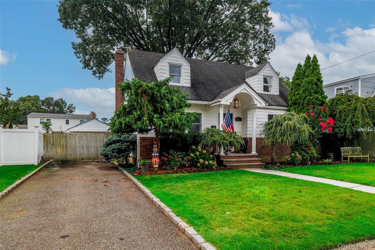 Exterior, Facade, Cape Cod