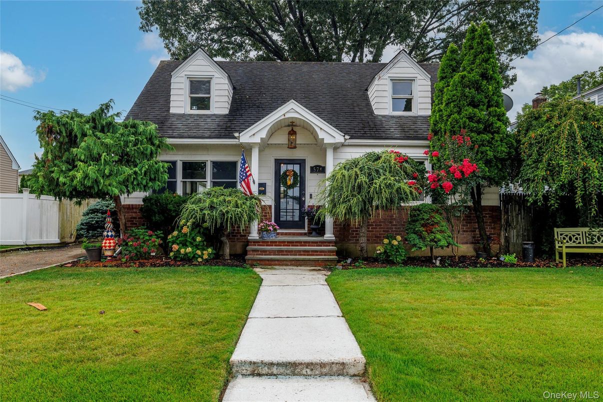 Exterior, Facade, Cape Cod