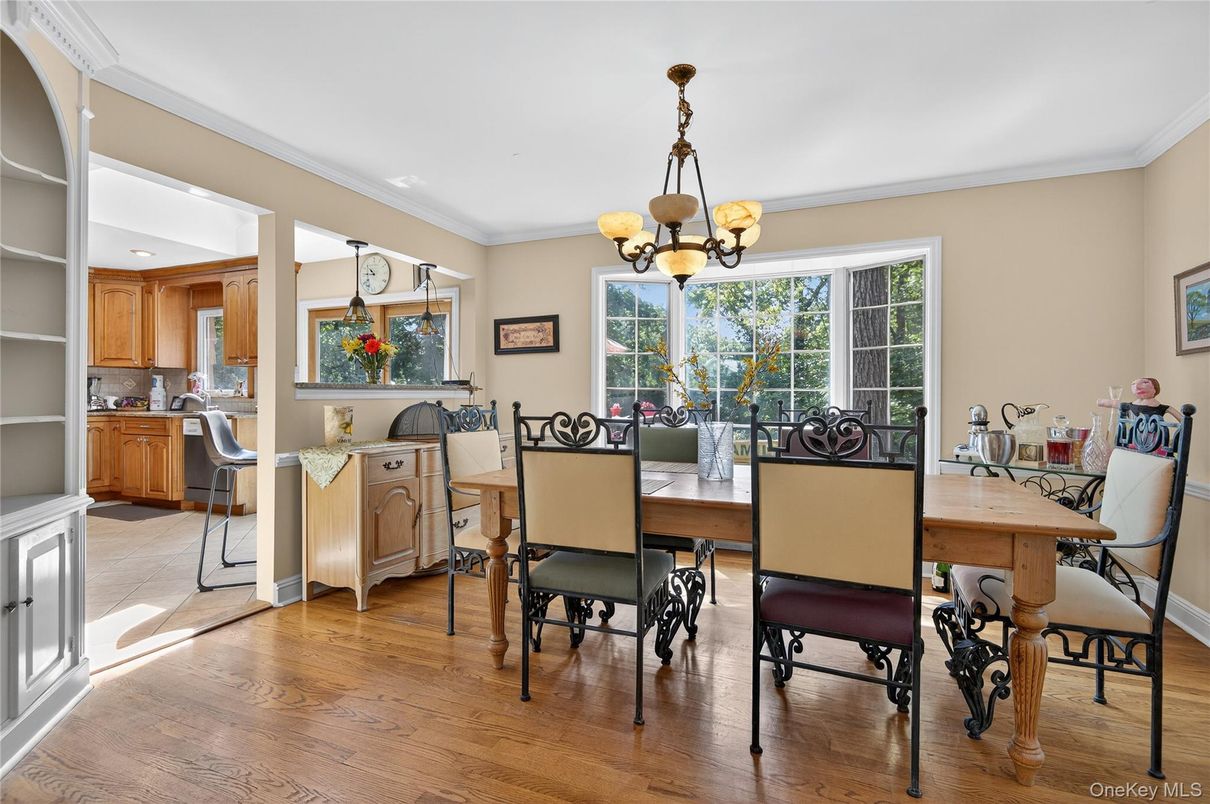 Chandelier, Dining room, Interior, Kitchen, Recessed Lighting, Wood Texture Flooring