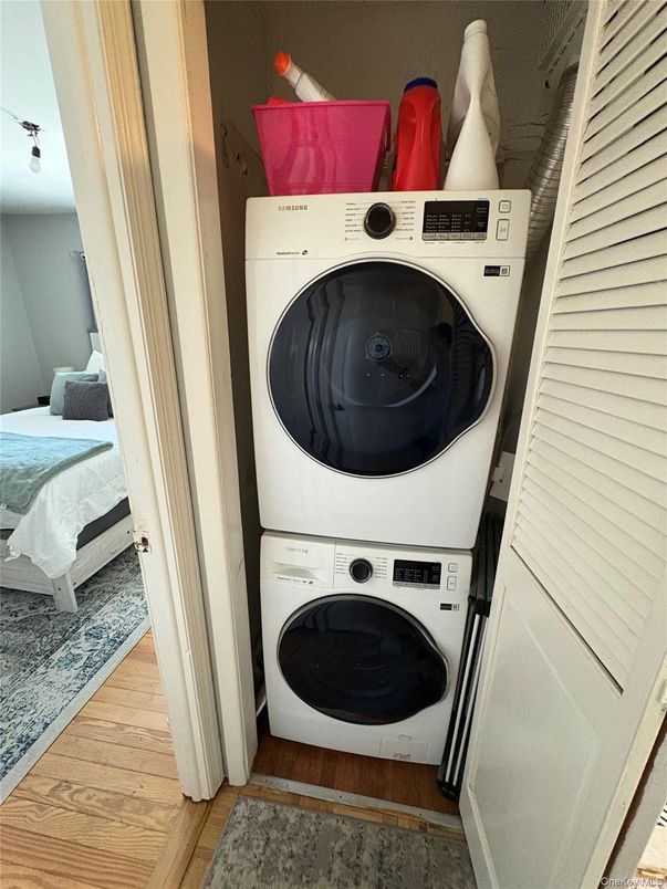 Bedroom, Interior, Utility Closets, Washer, Wood Texture Flooring