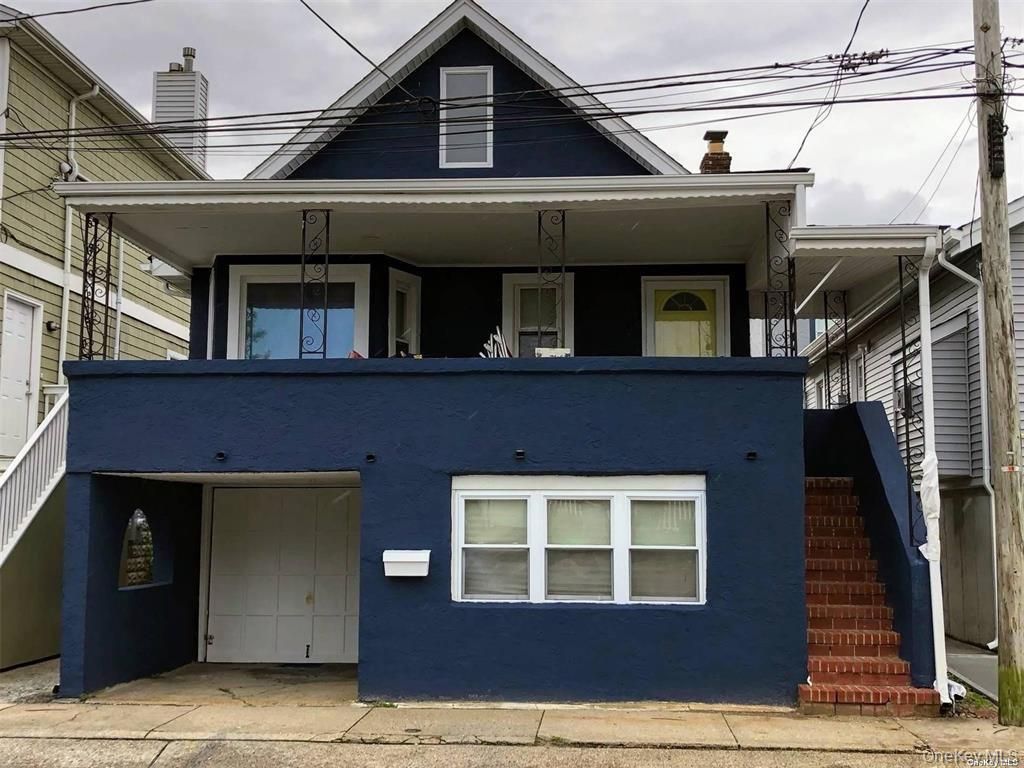 Exterior, Facade, American Foursquare