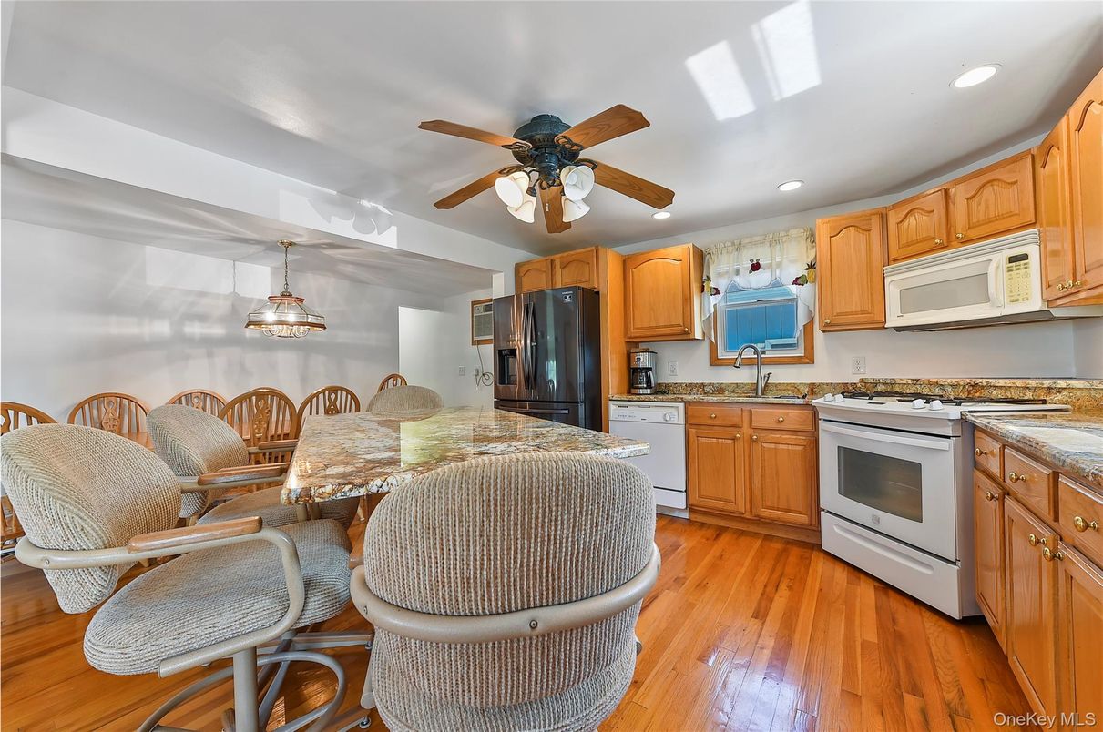 Dining room, Interior, Kitchen, Pendant Lights, Recessed Lighting, Wood Texture Flooring