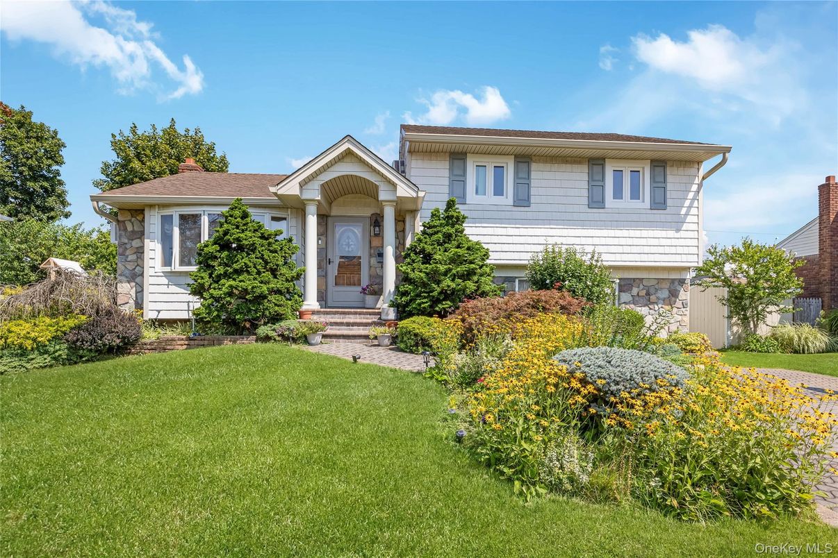 Exterior, Facade, Split Level