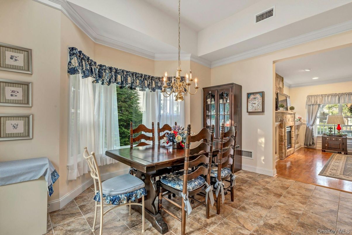 Chandelier, Dining room, Fireplace, Interior, Pendant Lights, Recessed Lighting