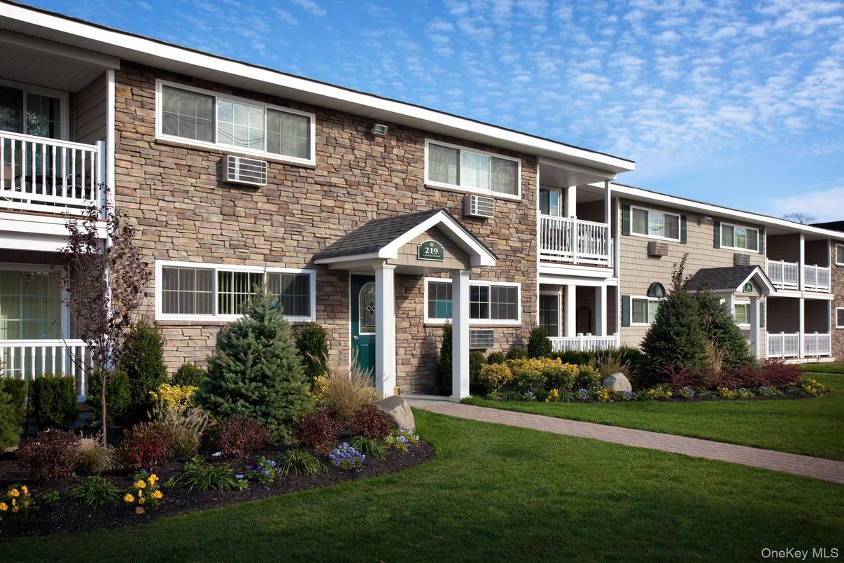 Exterior, Facade, Rowhouse