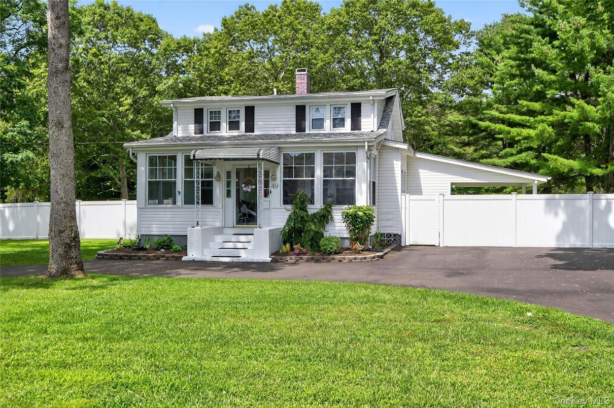 Exterior, Facade, American Foursquare