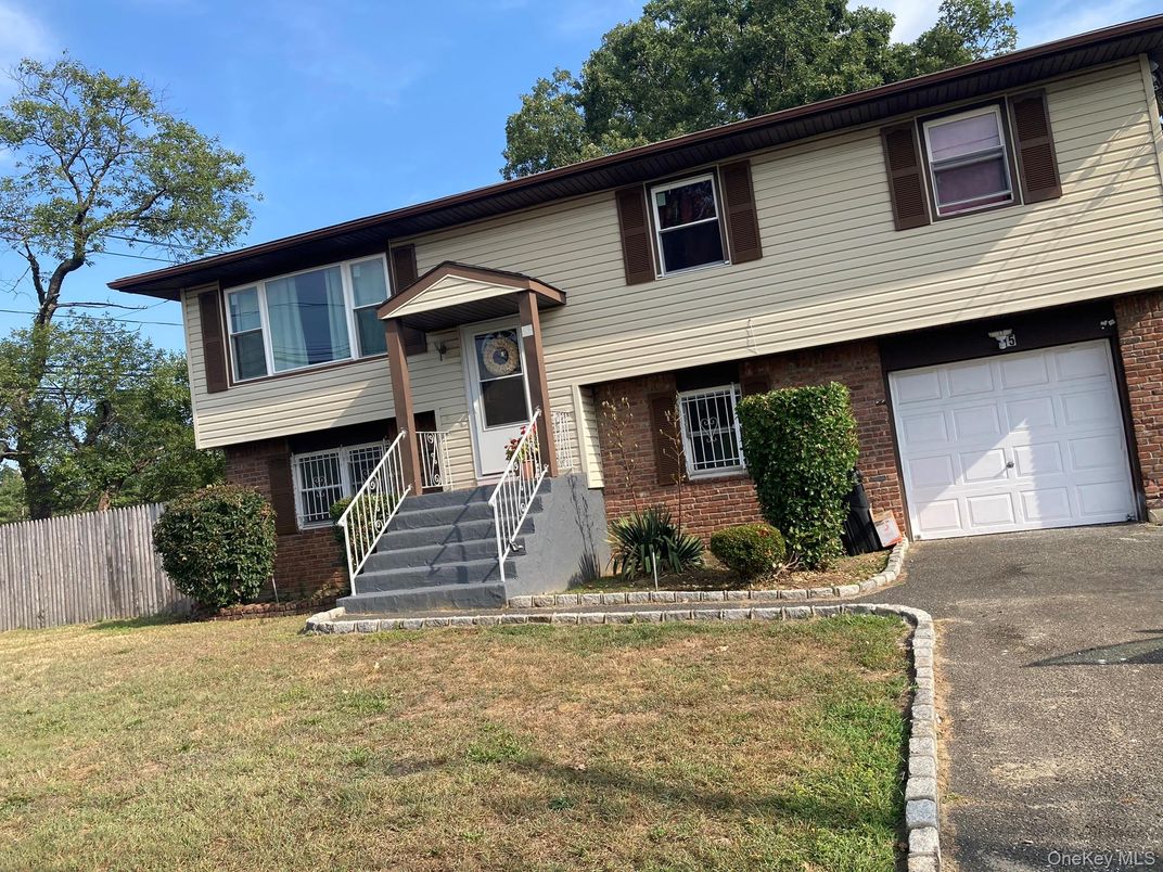 Attached, Exterior, Facade, Brick Facade, Raised Ranch