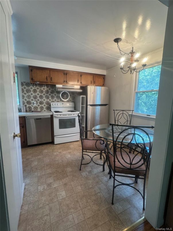 Chandelier, Dining room, Interior, Kitchen, Stainless Steel Appliances