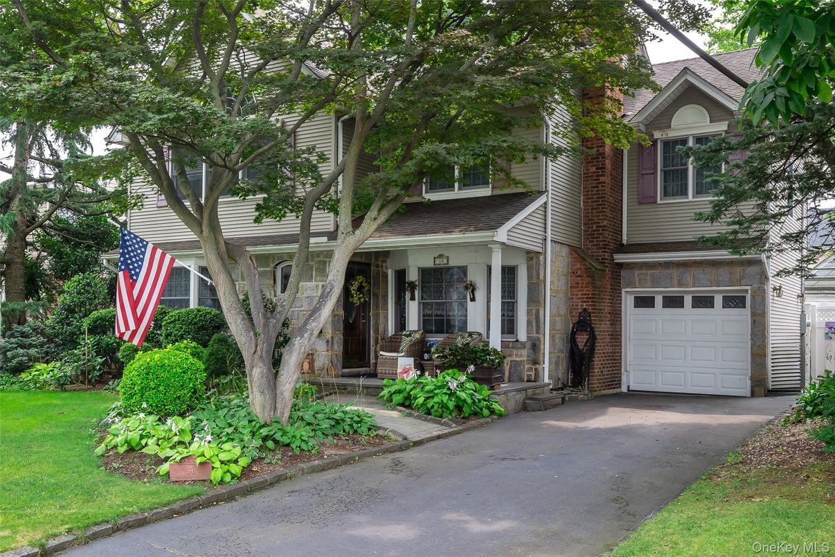 Attached, Exterior, Facade, Brick Facade, Queen Anne Victorian