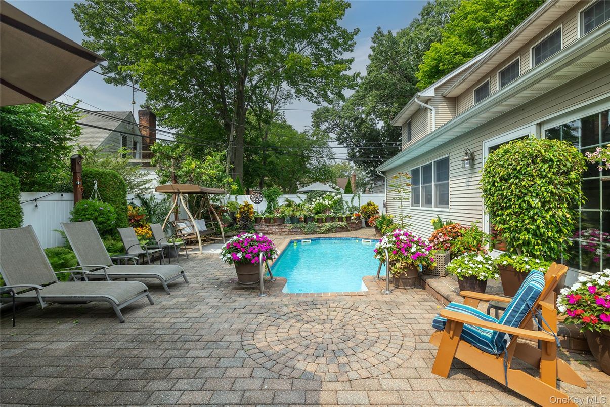 Exterior, Playground, Pool