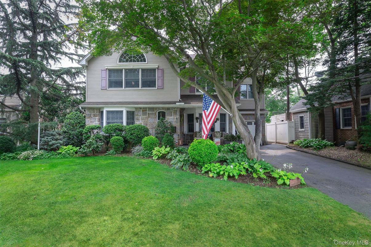 Backyard, Exterior, Facade, Queen Anne Victorian