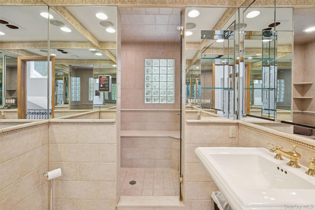Bathroom, Interior, Recessed Lighting