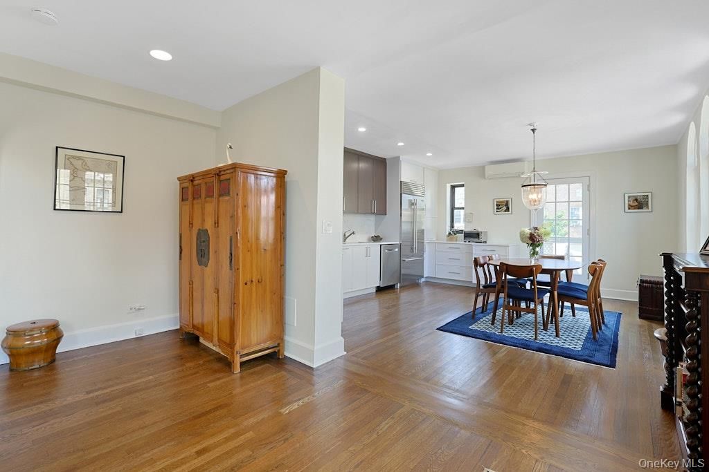 Dining room, Interior, Kitchen, Pendant Lights, Recessed Lighting, Wood Texture Flooring
