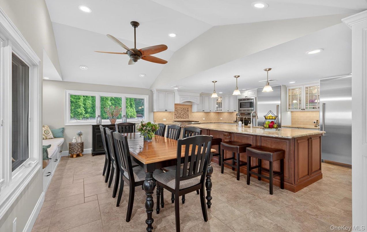 Dining room, Interior, Kitchen, Pendant Lights, Recessed Lighting, Stainless Steel Appliances