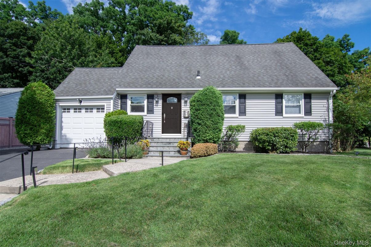 Attached, Exterior, Facade, Cape Cod