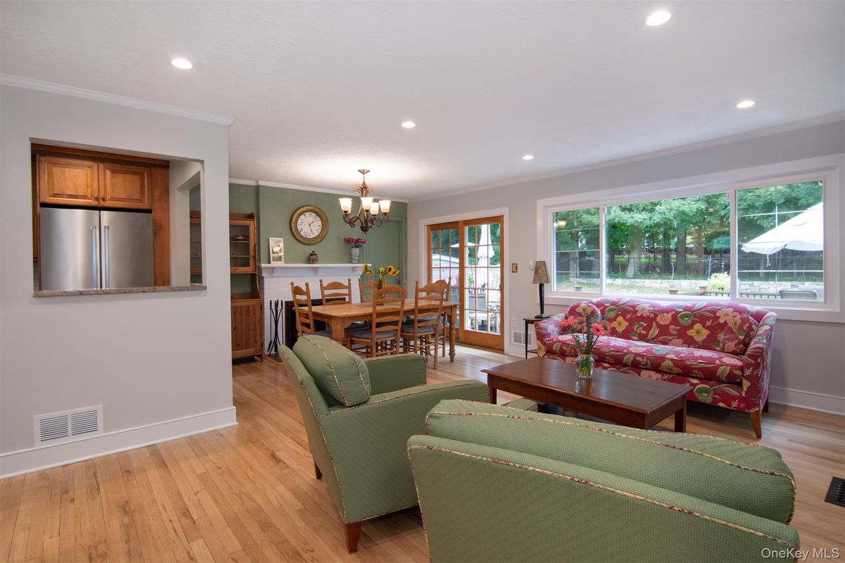 Chandelier, Dining room, Interior, Living room, Recessed Lighting, Wood Texture Flooring