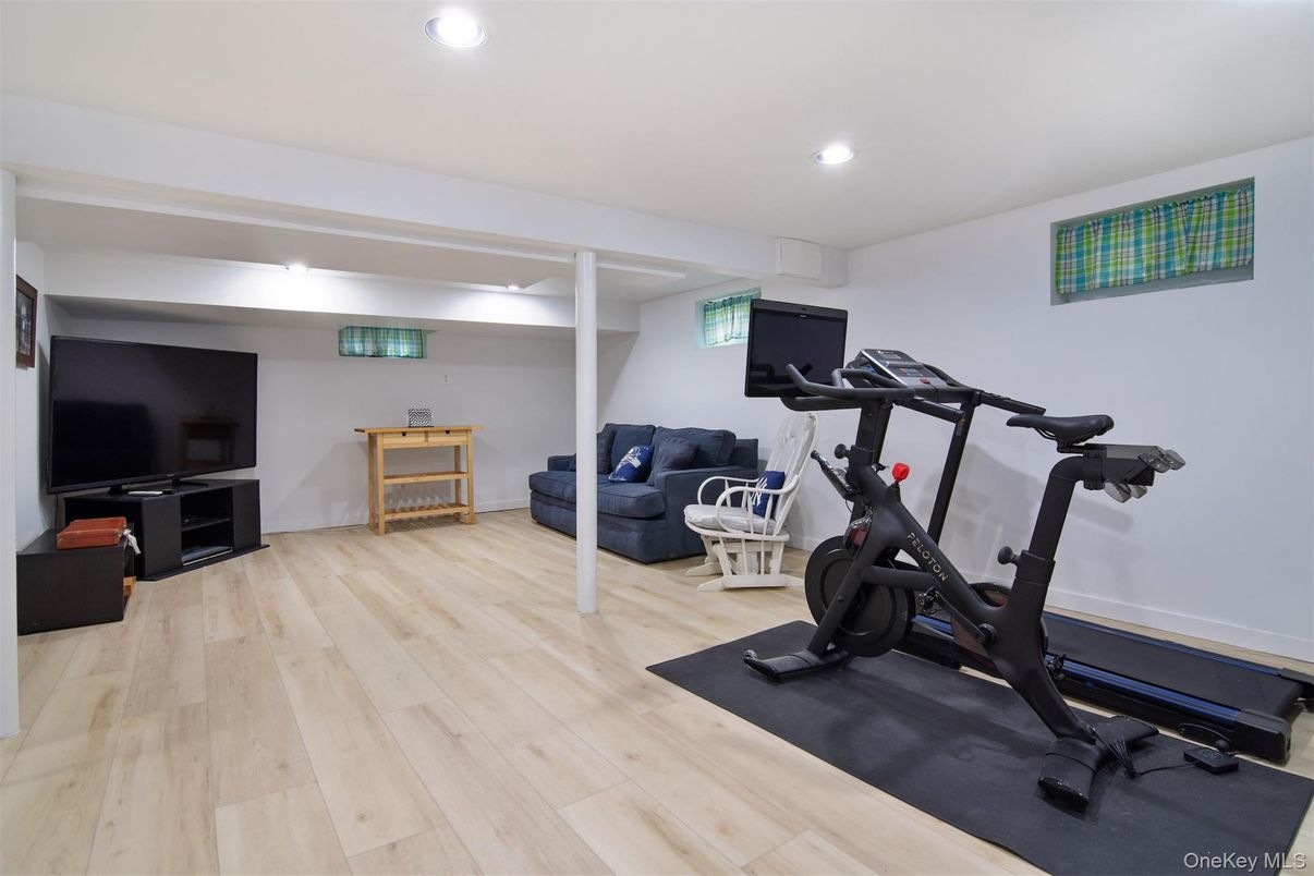 Fitness Equipment, Interior, Recessed Lighting, Wood Texture Flooring