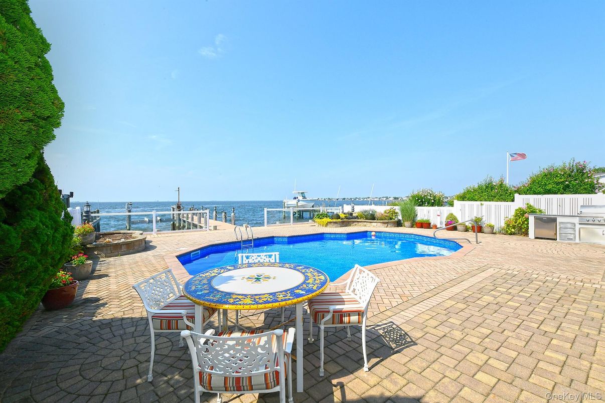 Exterior, Pool, Water