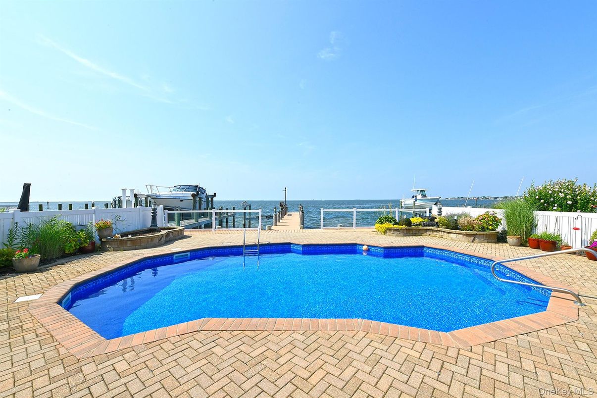 Exterior, Pool, Water