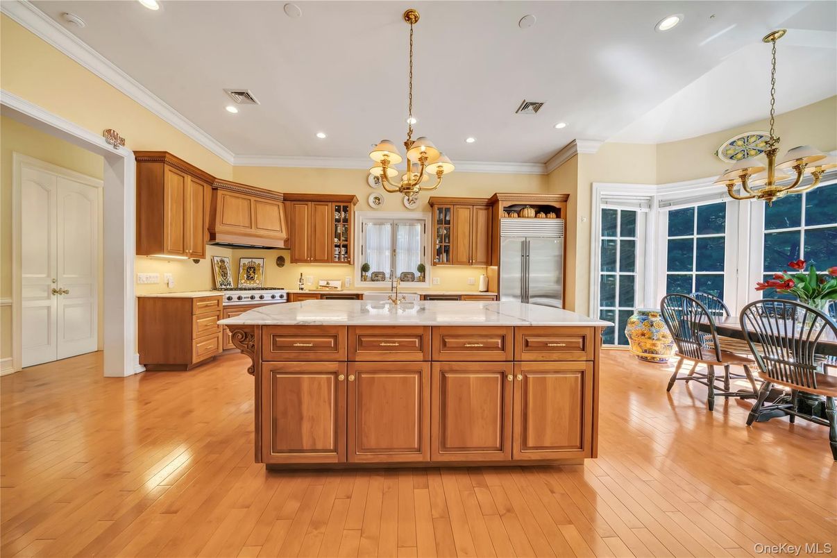 Chandelier, Dining room, Interior, Kitchen, Pendant Lights, Recessed Lighting, Wood Texture Flooring