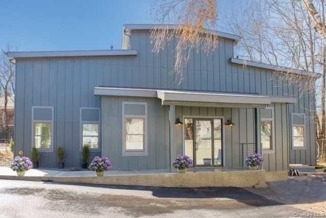 Exterior, Facade, Modern