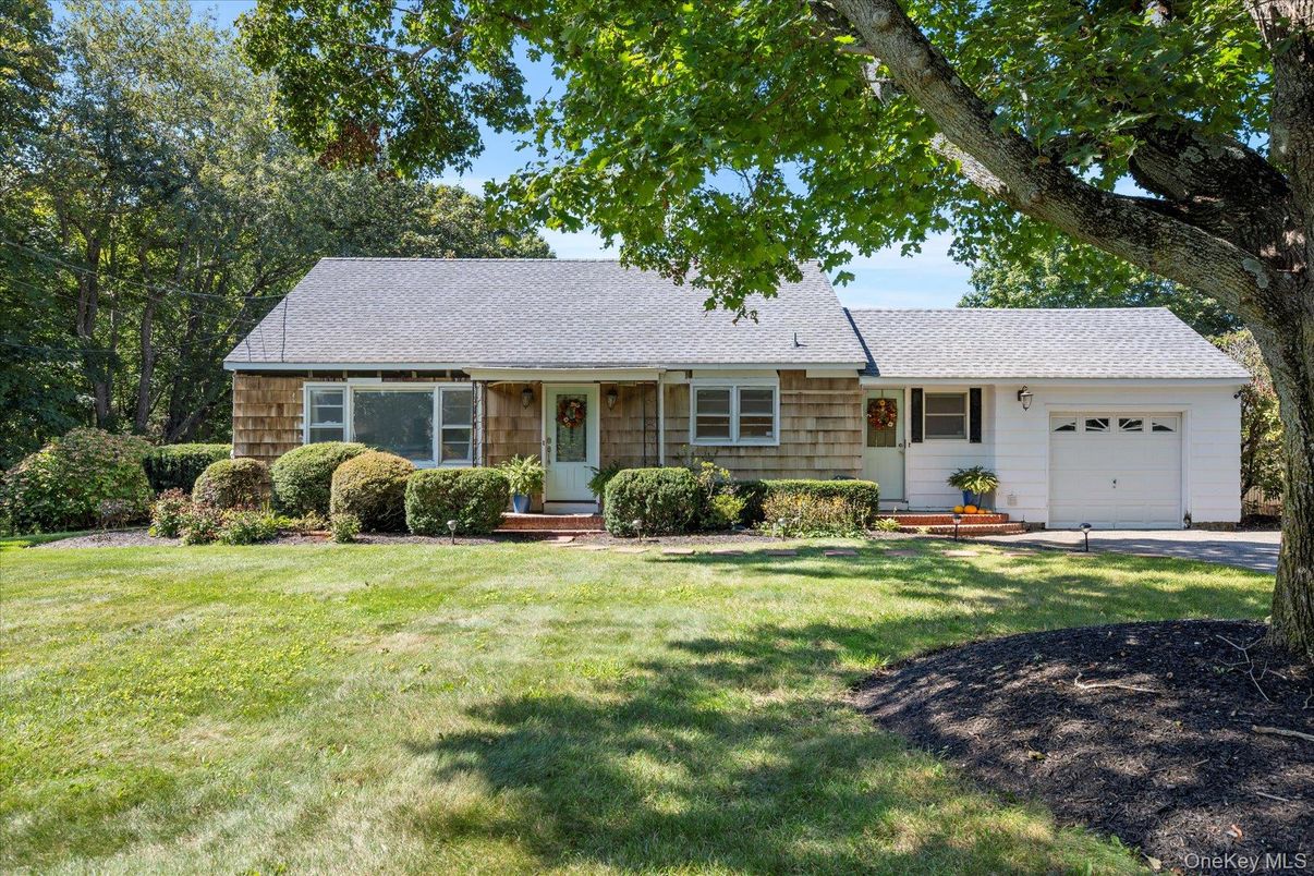 Attached, Exterior, Facade, Cape Cod