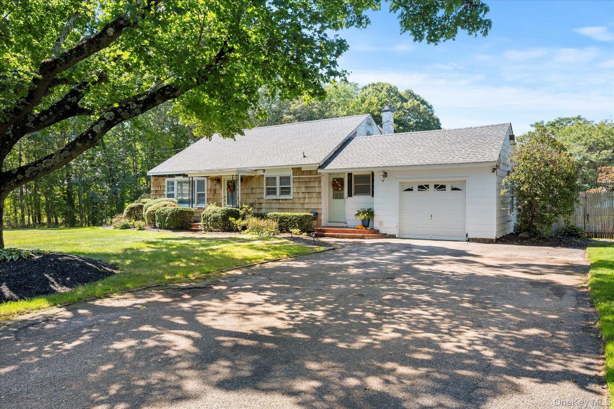 Attached, Exterior, Facade, Cape Cod