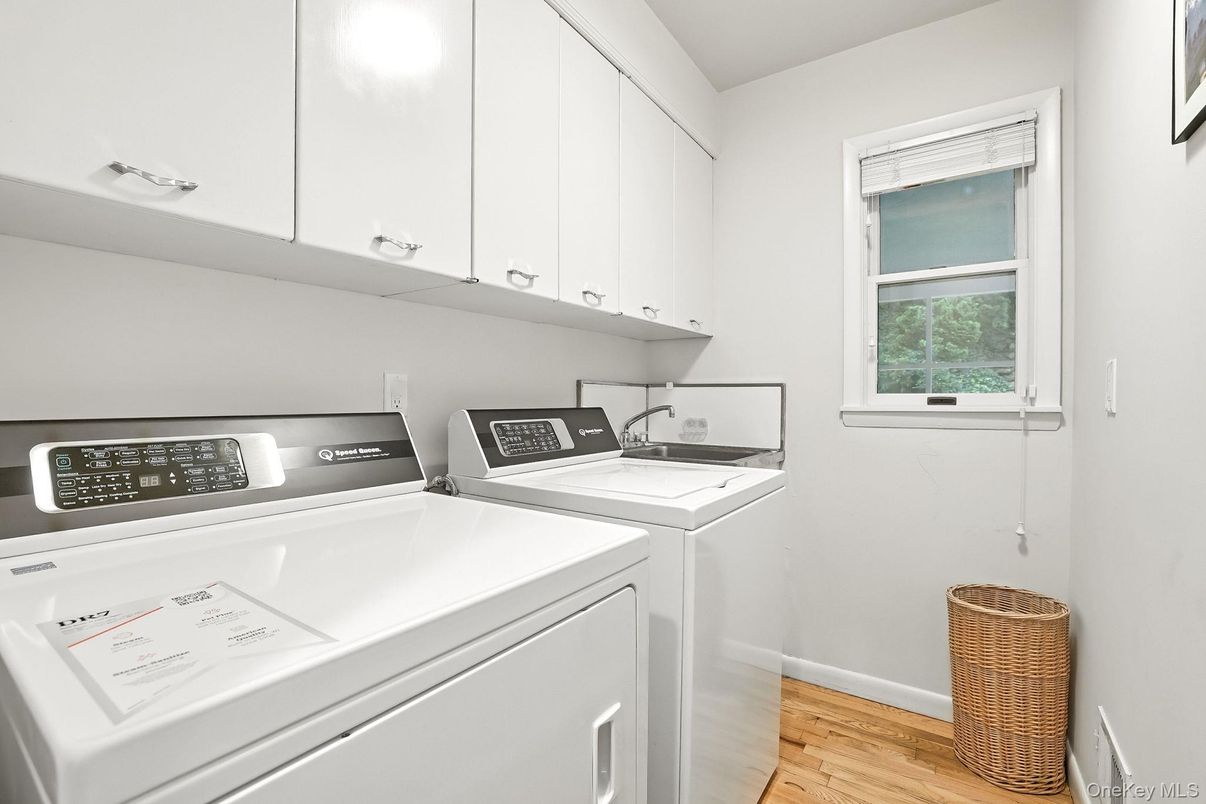 Interior, Washer, Wood Texture Flooring
