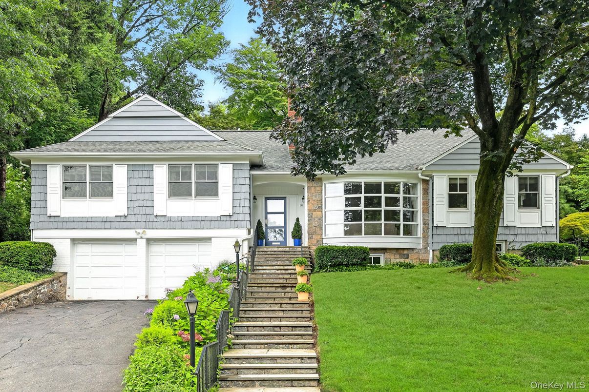 Attached, Exterior, Facade, Split Level