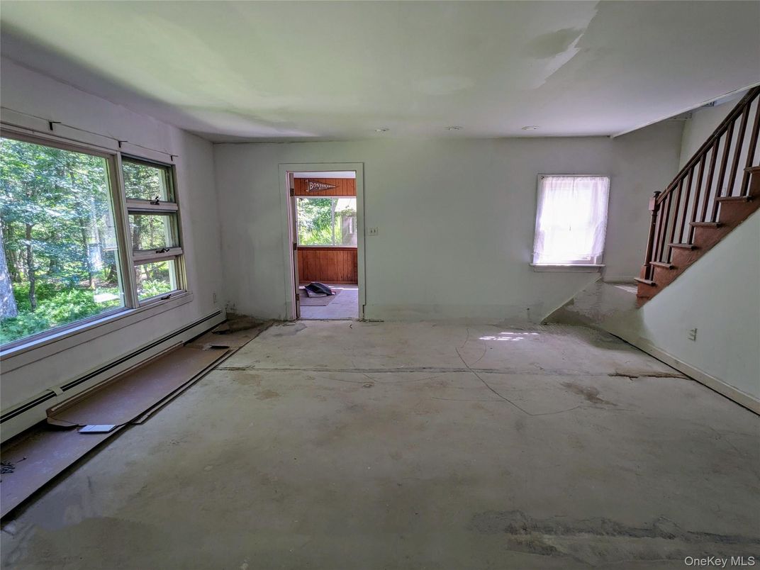 Empty room, Interior