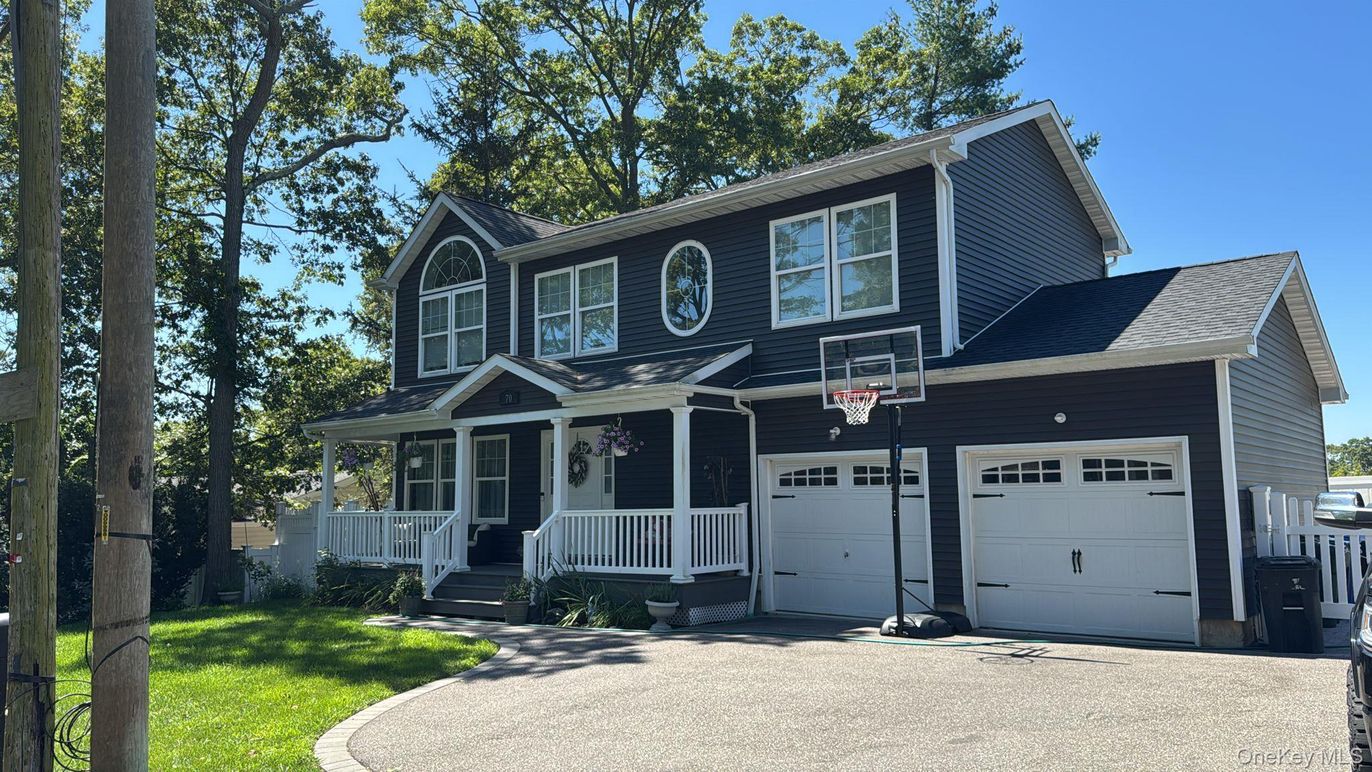 Attached, Exterior, Facade, Queen Anne Victorian