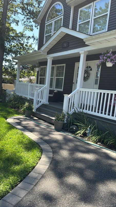 Exterior, Facade, Queen Anne Victorian
