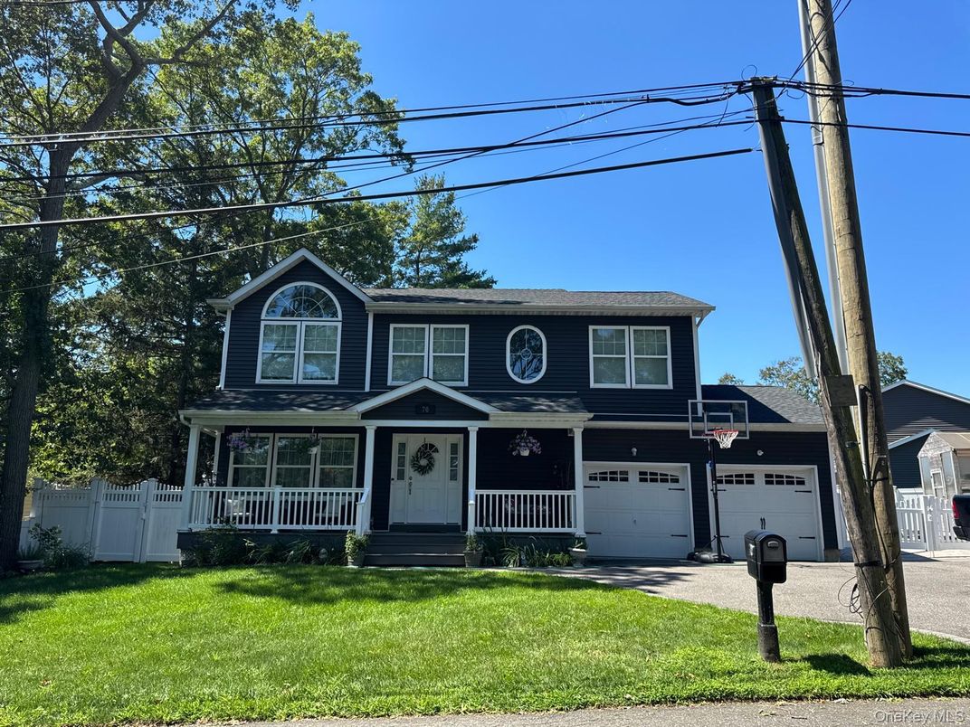 Attached, Exterior, Facade, Queen Anne Victorian