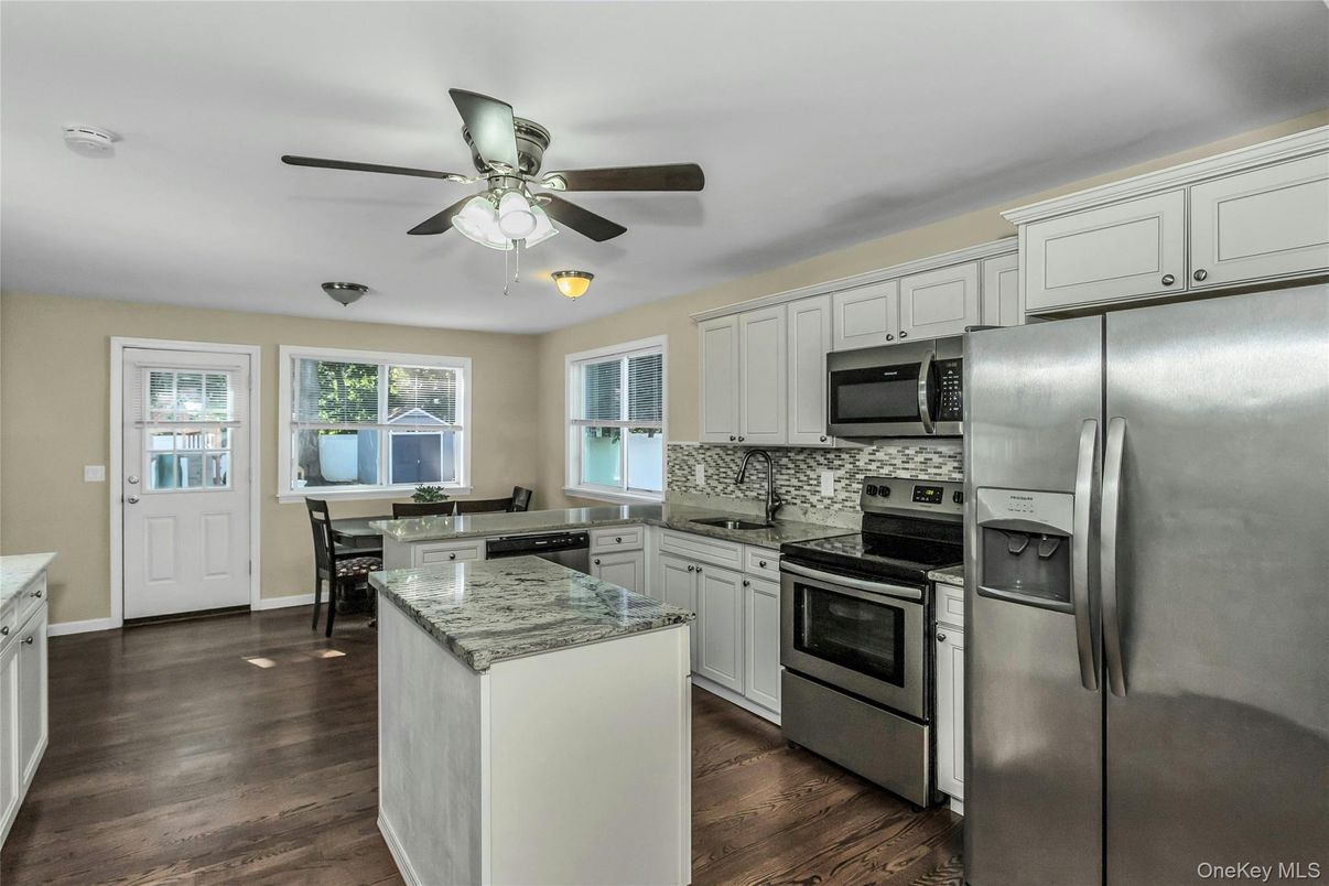 Dining room, Interior, Kitchen, Stainless Steel Appliances, Wood Texture Flooring