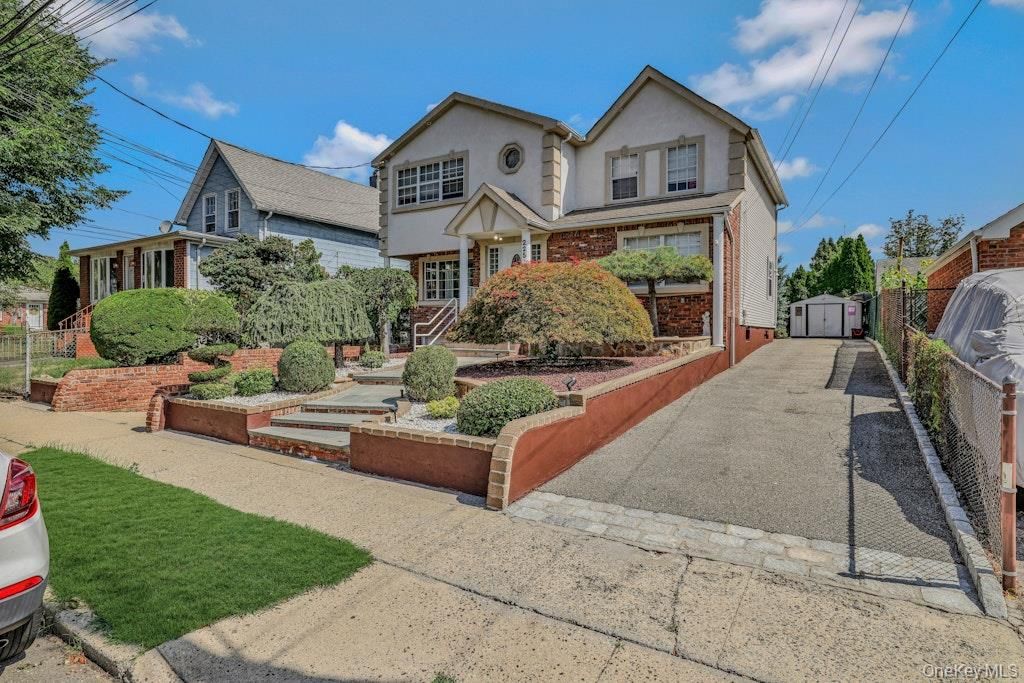 Exterior, Facade, Brick Facade, Queen Anne Victorian