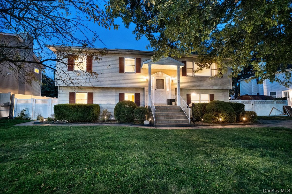 Attached, Exterior, Facade, Raised Ranch