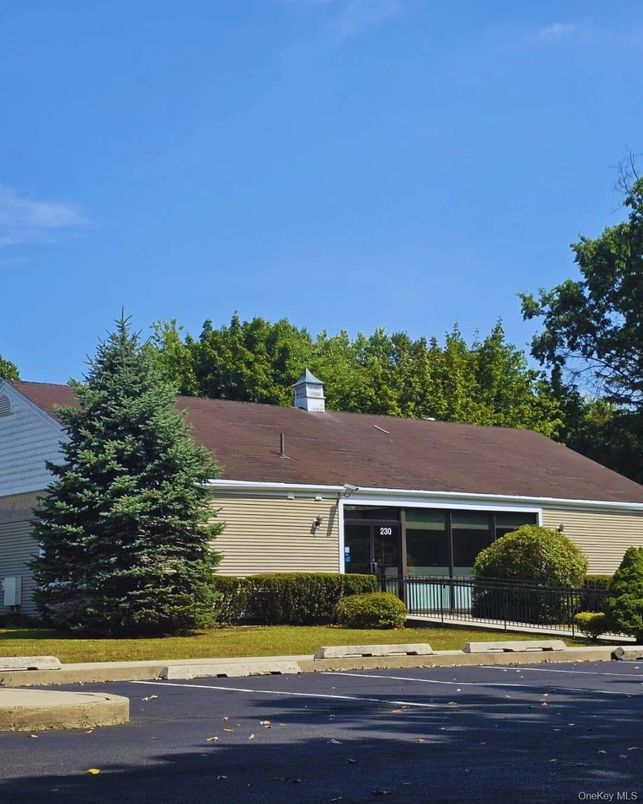 Exterior, Facade, Ranch