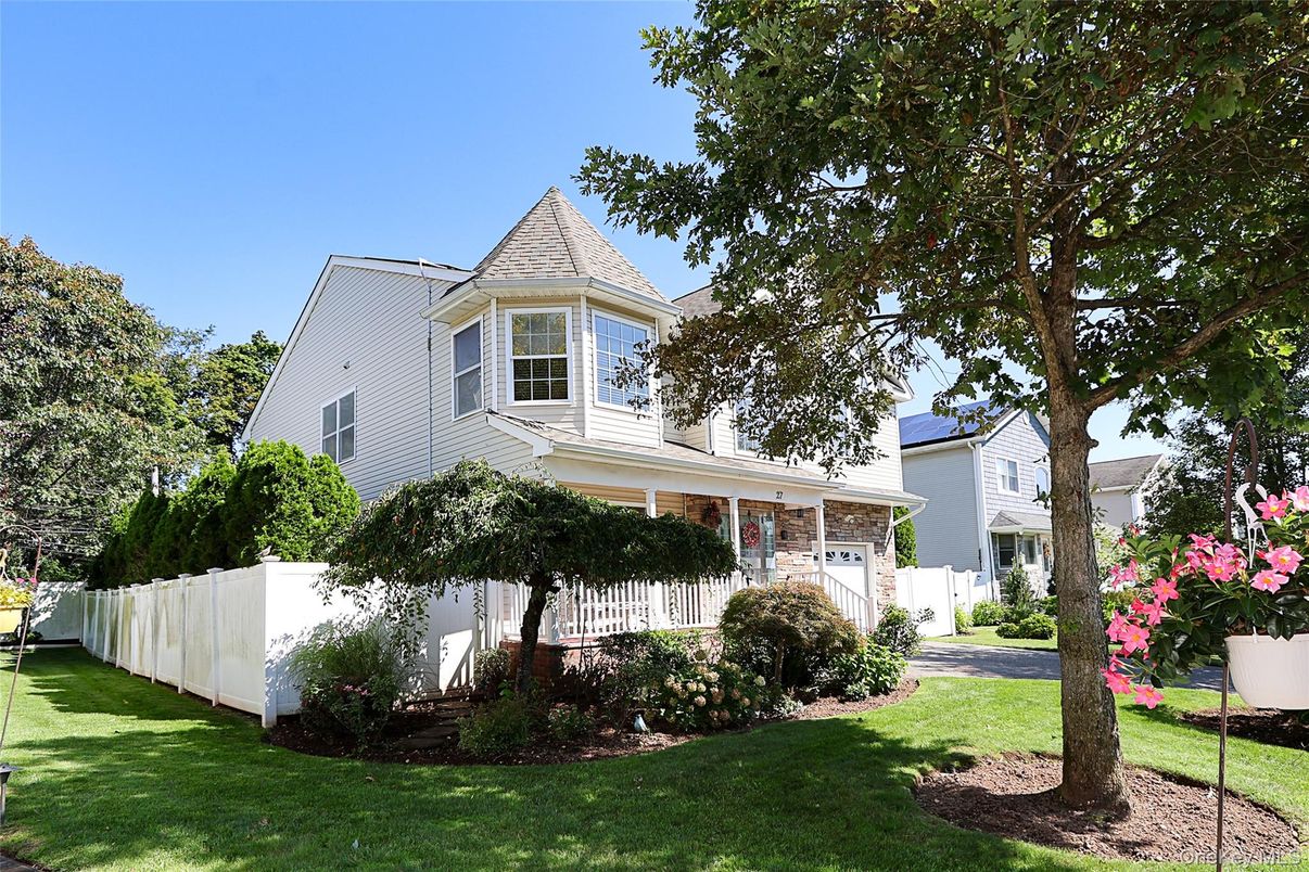 Attached, Exterior, Facade, Queen Anne Victorian